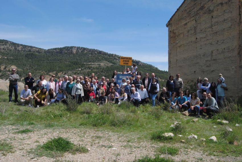 Los santoleanos recogen firmas para que el Ayuntamiento de Castellote acondicione el cementerio