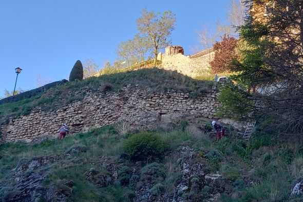 La limpieza del primer tramo de la muralla de Albarracín desvela restos de un torreón de planta circular